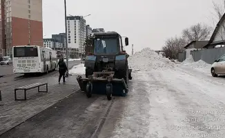 Круглосуточная уборка снега в Астане: тысячи рабочих и спецтехника на борьбе со стихией