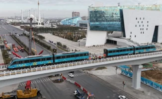 Необычный метод транспортировки вагонов LRT в Астане вызывает недоумение и вопросы о качестве работ и безопасности проекта