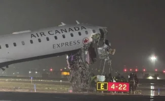 Самолёт Air Canada Express столкнулся с пожарной машиной во время посадки в аэропорту Нью-Йорка, в результате чего пострадали несколько человек. На борту авиалайнера находились около 100 пассажиров.