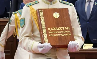 Президент Токаев ответил критикам проекта новой Конституции, которые раздувают языковые споры, подчеркивая важность единства и согласия в обществе.