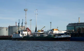 Президент США Дональд Трамп приостановил санкции на покупку российской нефти по всему миру. Эта мера будет действовать до 11 апреля, что открывает возможность для стран и компаний приобретать российскую нефть без ограничений.