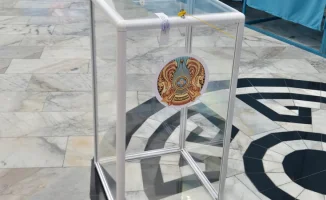 В Центральной комиссии референдума объявили о начале голосования и открытии участков для голосования на референдуме.