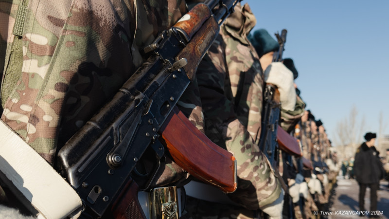 Корабли покидают порт: Токаев отправил военнослужащих-срочников в запас Актобе