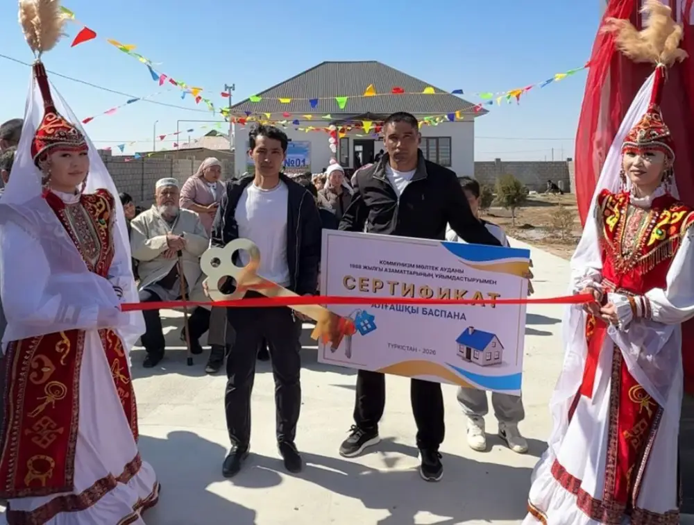 В микрорайоне 'Отырар' в Туркестане матери-одиночке вручили ключи от нового дома Актобе