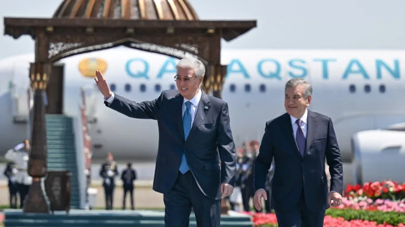 Президент Токаев с рабочим визитом в Узбекистан: цветы, песни и танцы Актобе