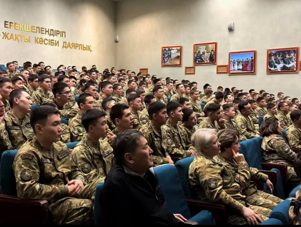 Выставка древнего вооружения в Военном колледже: укрепление интереса к военной истории среди молодежи Актобе