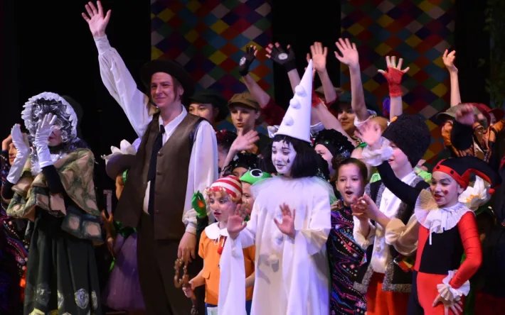 Child Theater in Aktobe Stages Musicals with a Hundred Young Performers on Stage Актобе