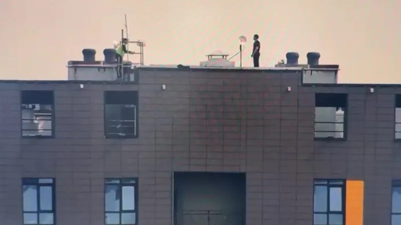 Драма на крыше: полиция Астаны показала видео спасения 18-летнего юноши в ЖК 'Коркем-3' Актобе