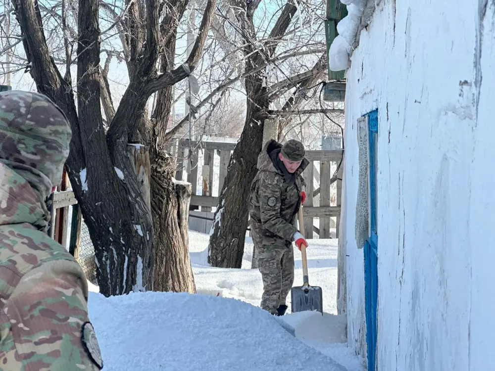 Противопаводковые мероприятия в Аркалыке с участием военнослужащих и спасателей Актобе