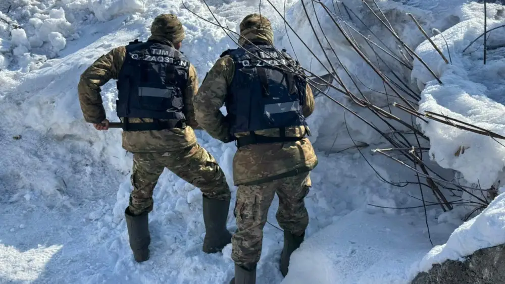 Военнослужащие очищают каналы в районе Алтай для предотвращения подтоплений и защиты местного населения Актобе
