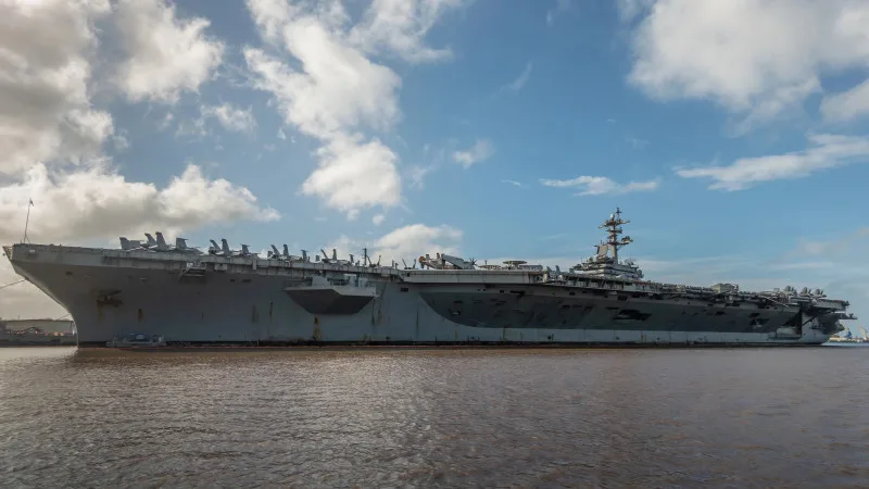 Иран усиливает военное присутствие в Ормузском проливе: новые мины и ответ США с авианосцем Актобе