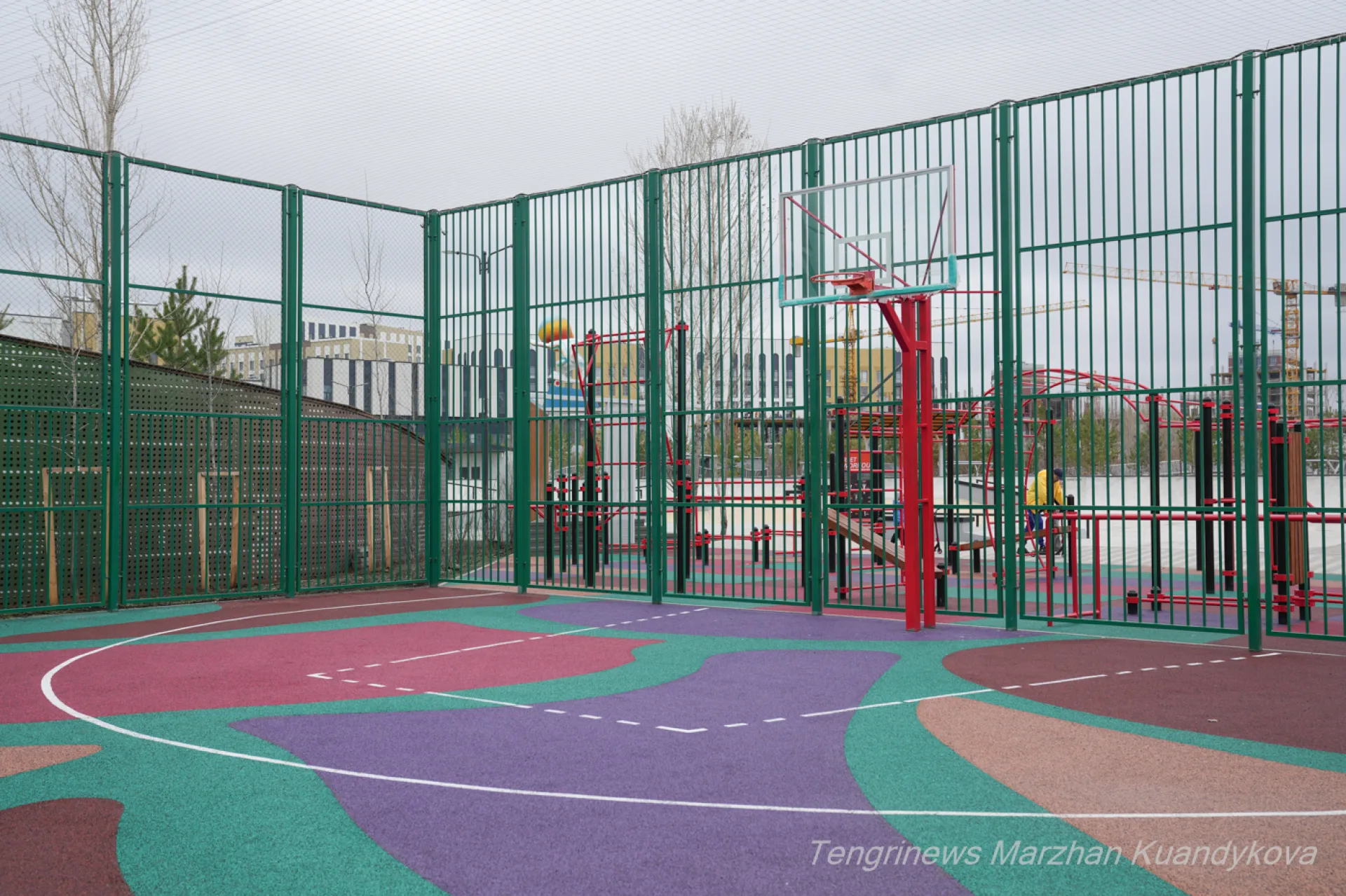 площадка для игры в баскетбол