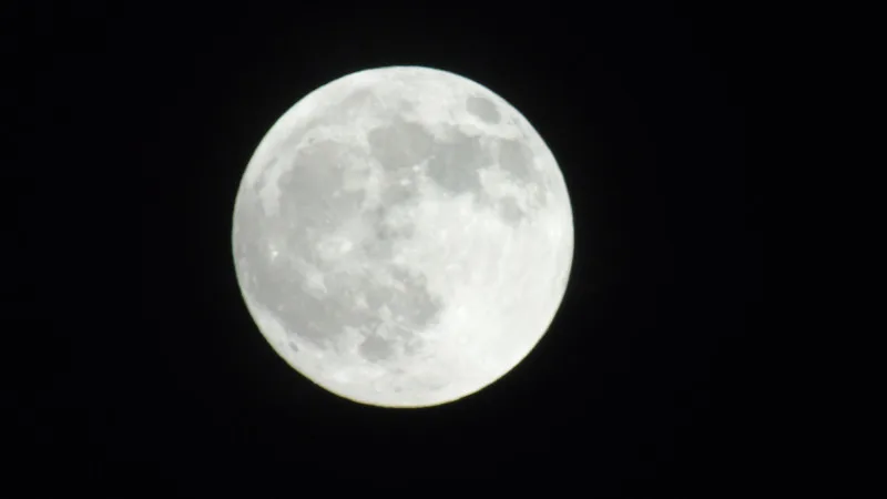 Казахстанцы смогут наблюдать два полнолуния в мае: уникальное астрономическое явление объединяет людей в восхищении природой Актобе