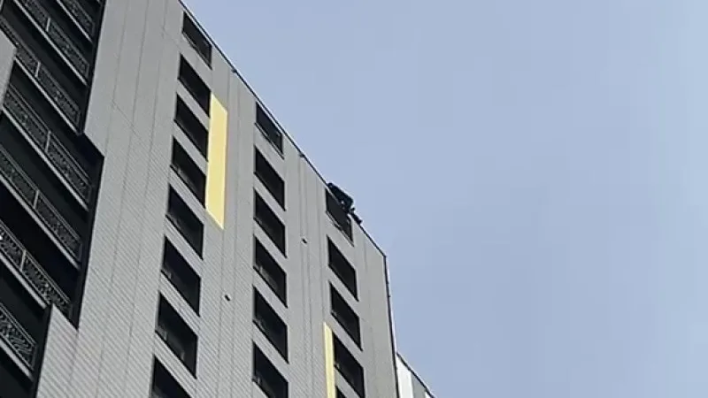 Трагедия в Астане: мужчина на крыше ЖК 'Коркем-3' напоминает о необходимости улучшения безопасности жилых комплексов Актобе