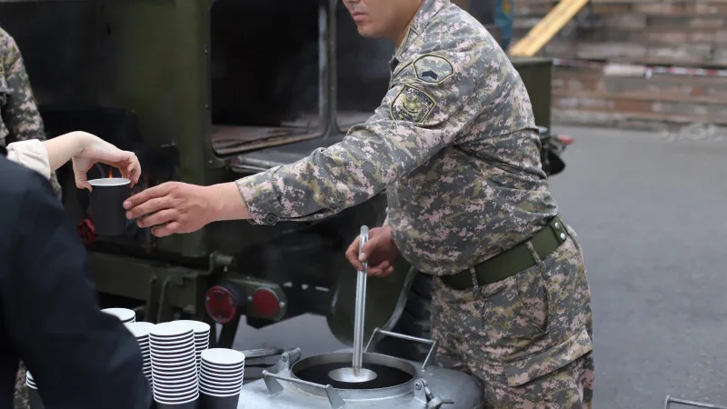В этом году в Казахстане не будет традиционного парада в честь Дня Победы 9 мая. Заместитель министра обороны Аскар Мустабеков сообщил, что вместо парада запланированы другие мероприятия. 7 мая, в День защитника Отечества, состоятся торжественные мероприя Актобе