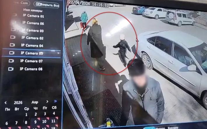 В Актобе произошел инцидент, связанный с попыткой похищения ребенка. По словам очевидцев, неизвестный мужчина пытался забрать мальчика, однако жильцы района быстро отреагировали на происходящее и смогли предотвратить преступление. На место происшествия пр Актобе