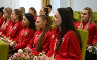 Золотые вершины волейбола: Бейбит Исабаев приветствует десятикратных чемпионок «Жетісу»