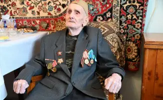 В Караганде военнослужащие отметили столетие ветерана войны, символизируя международное признание героизма