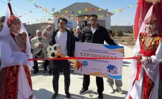 В микрорайоне 'Отырар' в Туркестане матери-одиночке вручили ключи от нового дома