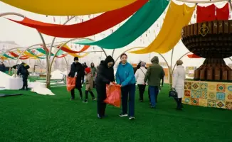 В Астане прошла экологическая акция с крупнейшим флагом «Таза Қазақстан» и уборкой территории