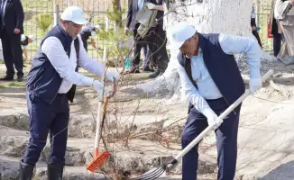 Олжас Бектенов участвует в акции по очистке родника «Ақ-Ата» в Туркестанской области в рамках инициативы «Таза Қазақстан»