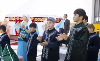Султангазиев поздравил детей Конаева с Наурызом