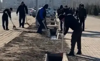 Первый общегородской субботник в Уральске: шаг к поддержанию чистоты и экологии города