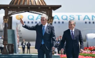 Президент Токаев с рабочим визитом в Узбекистан: цветы, песни и танцы