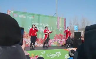 На площади Дома дружбы в Астане прошел праздник Наурыз с концертами и национальными играми