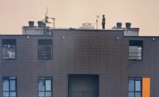 Драма на крыше: полиция Астаны показала видео спасения 18-летнего юноши в ЖК 'Коркем-3'