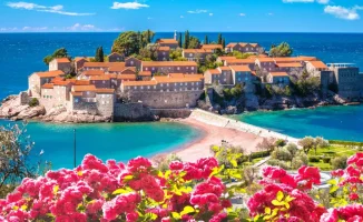 Казахстанцы смогут без визы летать в Черногорию с мая по октябрь 2026 года