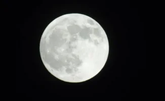 Казахстанцы смогут наблюдать два полнолуния в мае: уникальное астрономическое явление объединяет людей в восхищении природой