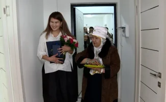Президент Казахстана поддержал молодых ученых, предоставив им квартиры, что может способствовать развитию науки в стране.