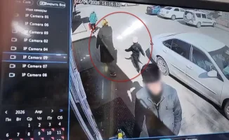 В Актобе произошел инцидент, связанный с попыткой похищения ребенка. По словам очевидцев, неизвестный мужчина пытался забрать мальчика, однако жильцы района быстро отреагировали на происходящее и смогли предотвратить преступление. На место происшествия пр