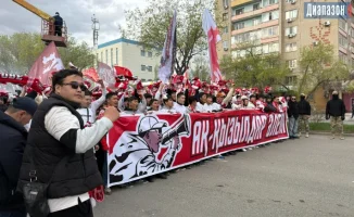 Футбольные страсти на центральном проспекте: фанаты в действии
