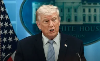 Президент США Дональд Трамп опубликовал видео, в котором показан подозреваемый, пытавшийся прорваться через зону досмотра после стрельбы в Вашингтоне.