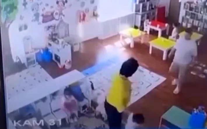 Воспитатель и няня детсада под следствием после жестокого обращения с детьми: последствия для учреждения и системы образования Актобе