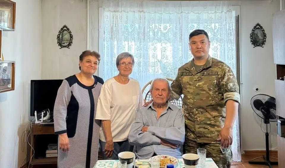 Военнослужащие России поздравили ветерана труда с 93-летием, подчеркивая важность уважения к ветеранам Актобе