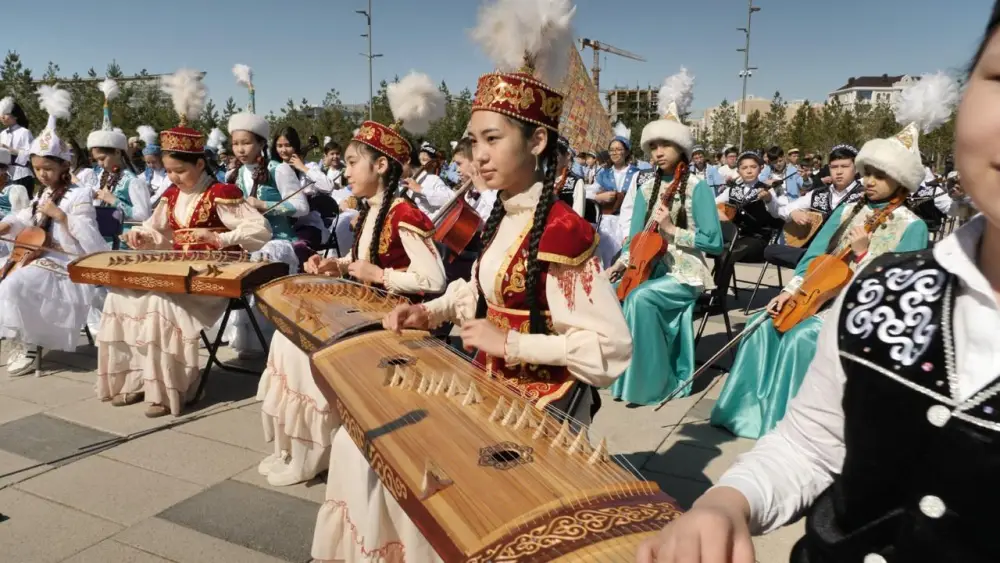 В Астане 2000 школьников одновременно исполнили кюй «Алтын ұя» (6)