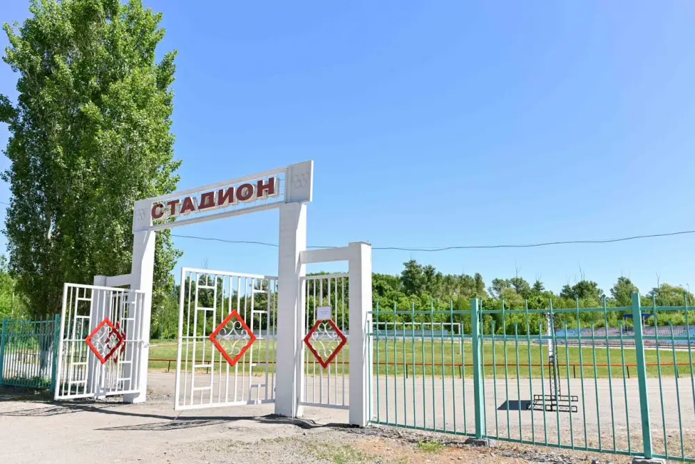 Аким области проверил ход реконструкции стадиона и обновления водопровода в Урджарском районе Актобе