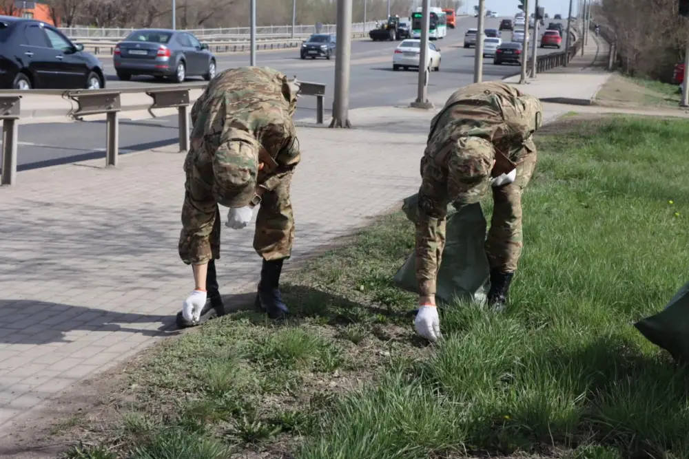 В Астане гвардейцы приняли участие в экологической акции «Таза Қазақстан» (2)