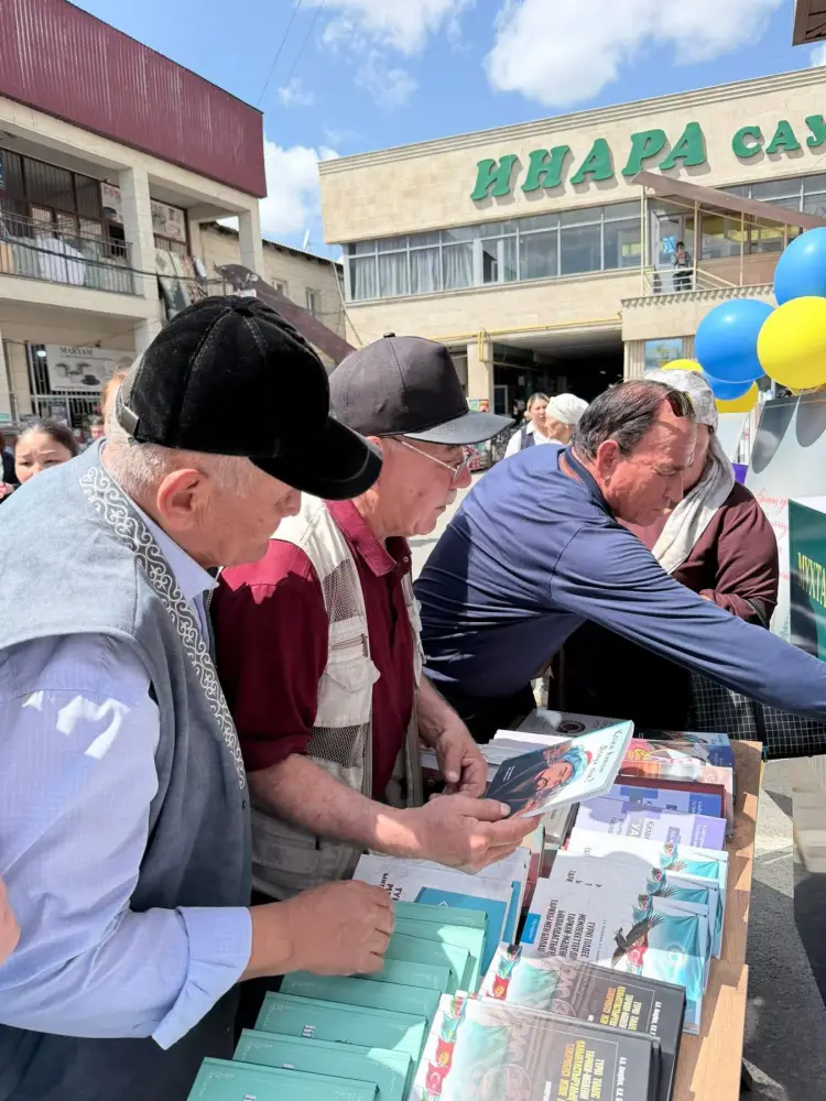 В Туркестане прошла акция по бесплатной раздаче 120 книг в честь Национального дня книги Актобе