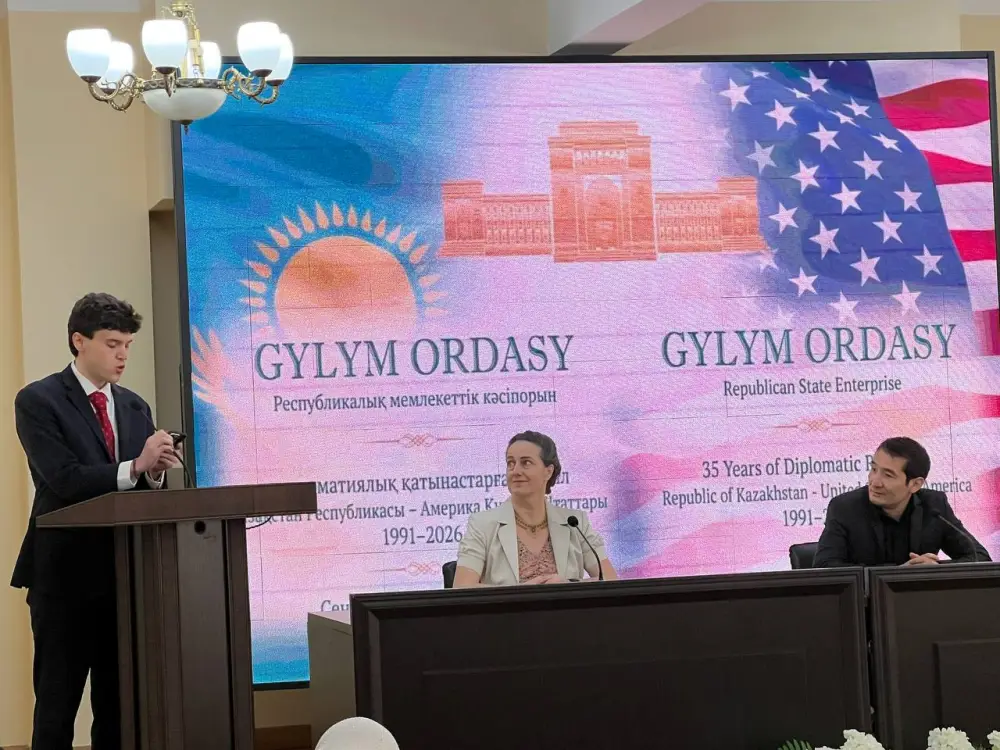 Генеральное консульство США передало фонду «Ғылым ордасы» уникальную коллекцию научных книг в Алматы Актобе
