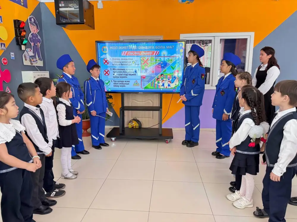 Школьники узнали ПДД: игра на дороге! Актобе