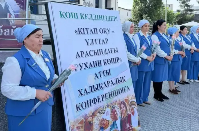 Литературная делегация Туркестана возложила цветы к памятнику Шарафу Рашидову в Джизаке Актобе