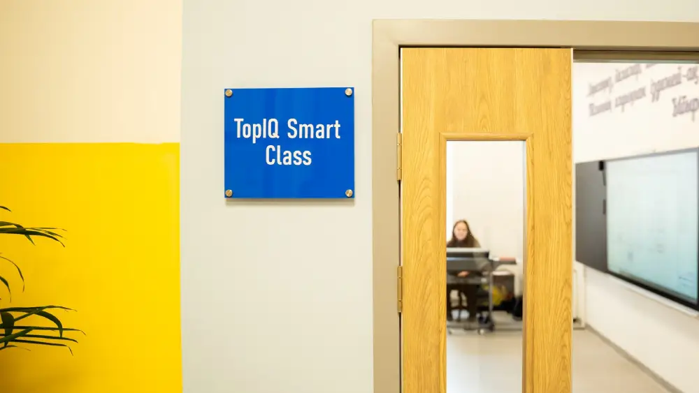 Аида Балаева ознакомилась с TopIQ Smart Class в столичной школе (2)