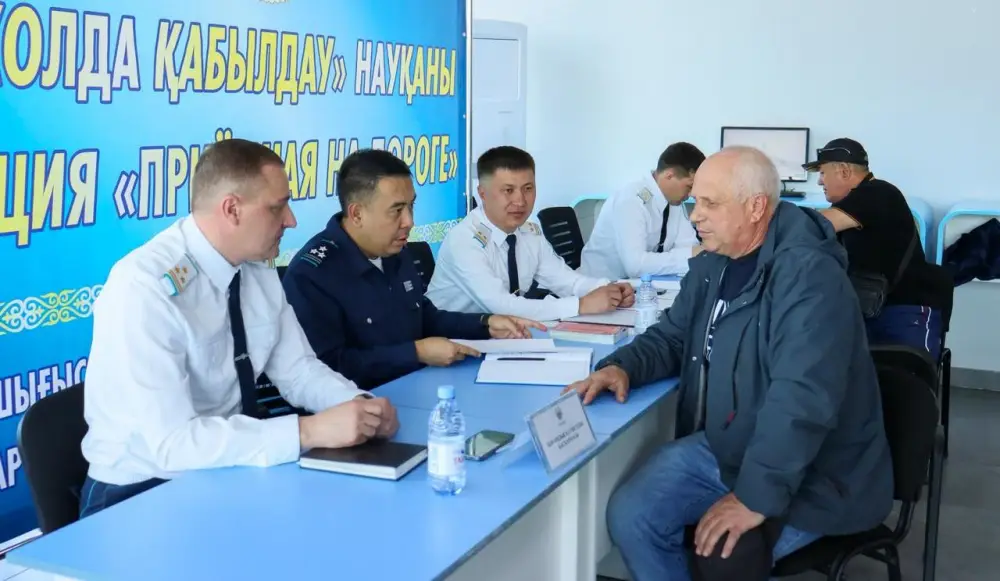 В ВКО стартовала республиканская акция «Приемная на дороге» (3)