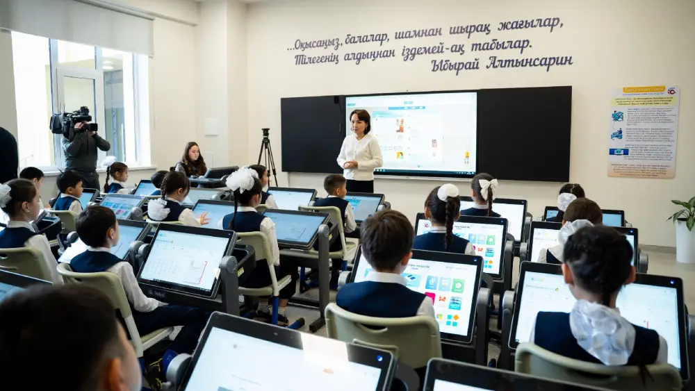 Аида Балаева ознакомилась с TopIQ Smart Class в столичной школе (4)