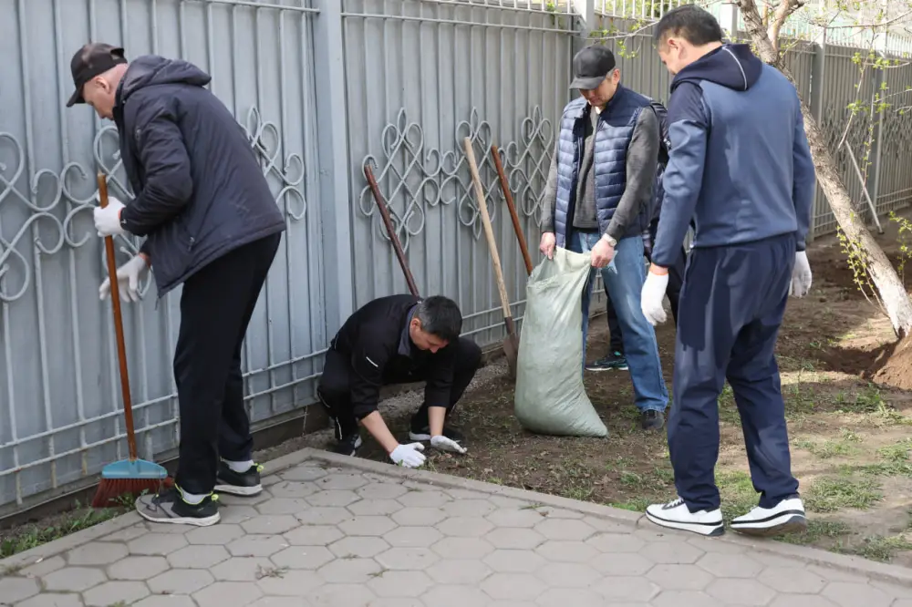 В Астане гвардейцы приняли участие в экологической акции «Таза Қазақстан» (4)