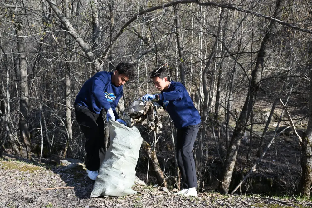 Волонтёры Жетісу активно участвуют в экологической акции «Eco Spring Action» для повышения экологической сознательности Актобе